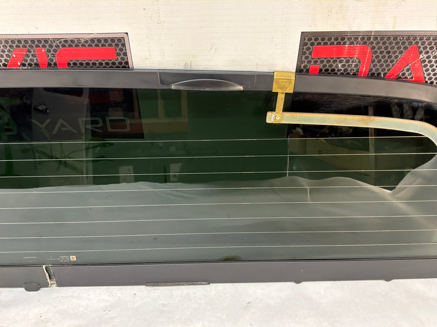 2012 Chevy Avalanche Rear Back Midgate Cargo Window Glass Panel OEM