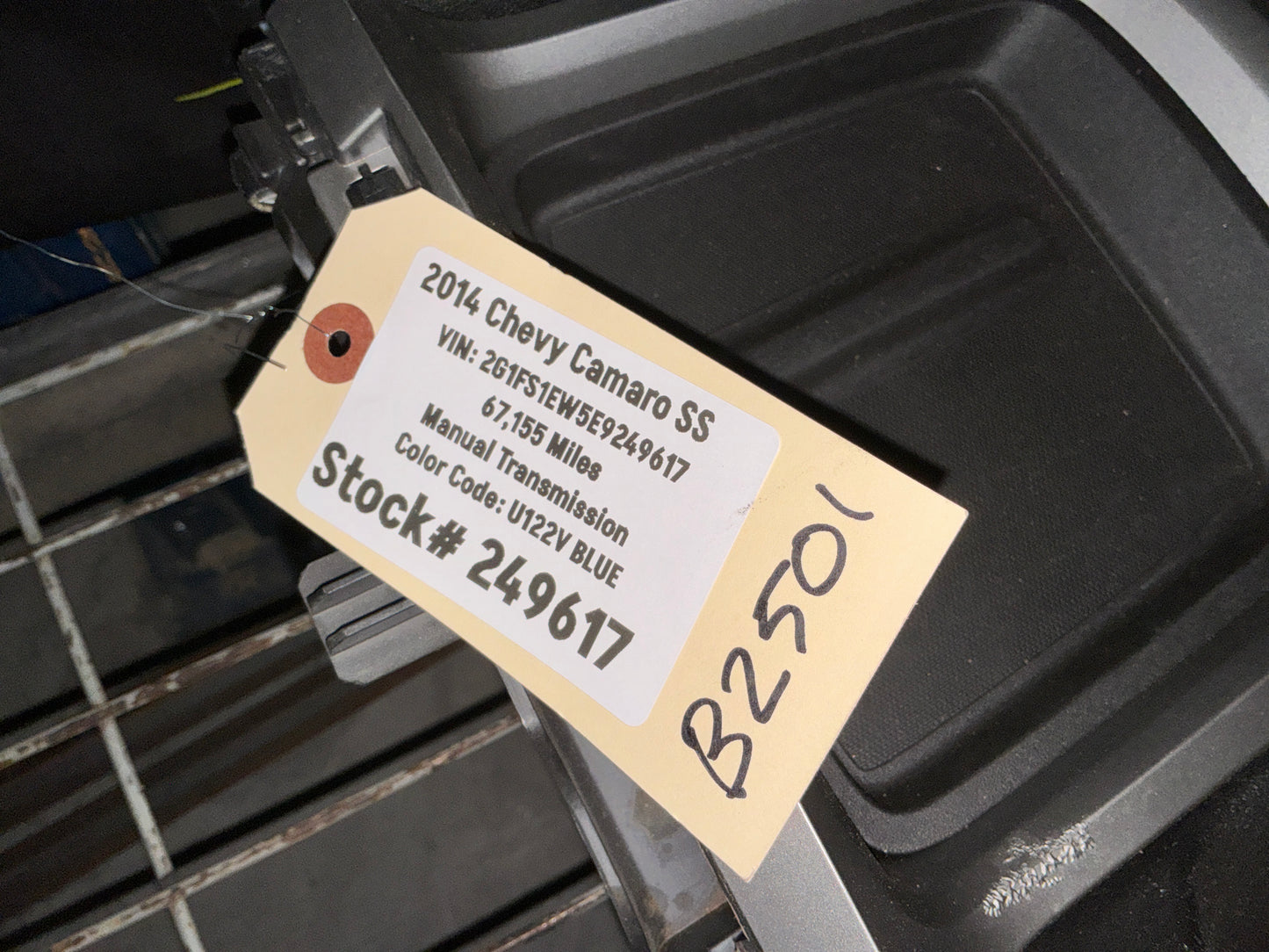 2014 Chevy Camaro SS Manual Transmission Center Console Armrest w/ Boot & Shifter Knob  OEM
