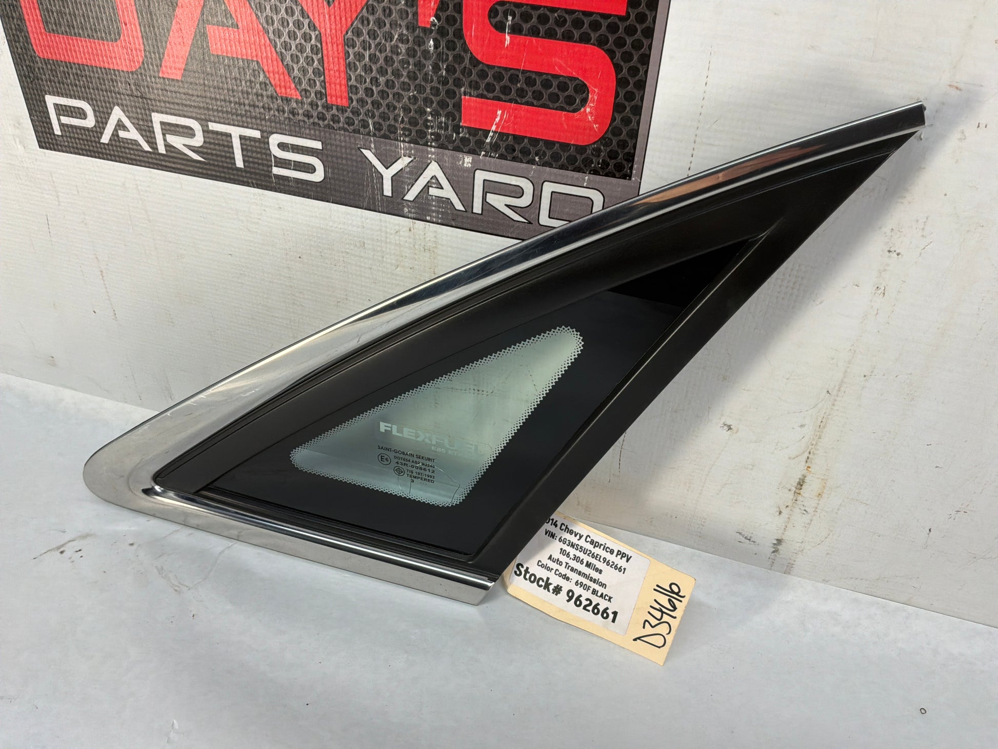 Rh quarter window - Day's Parts Yard