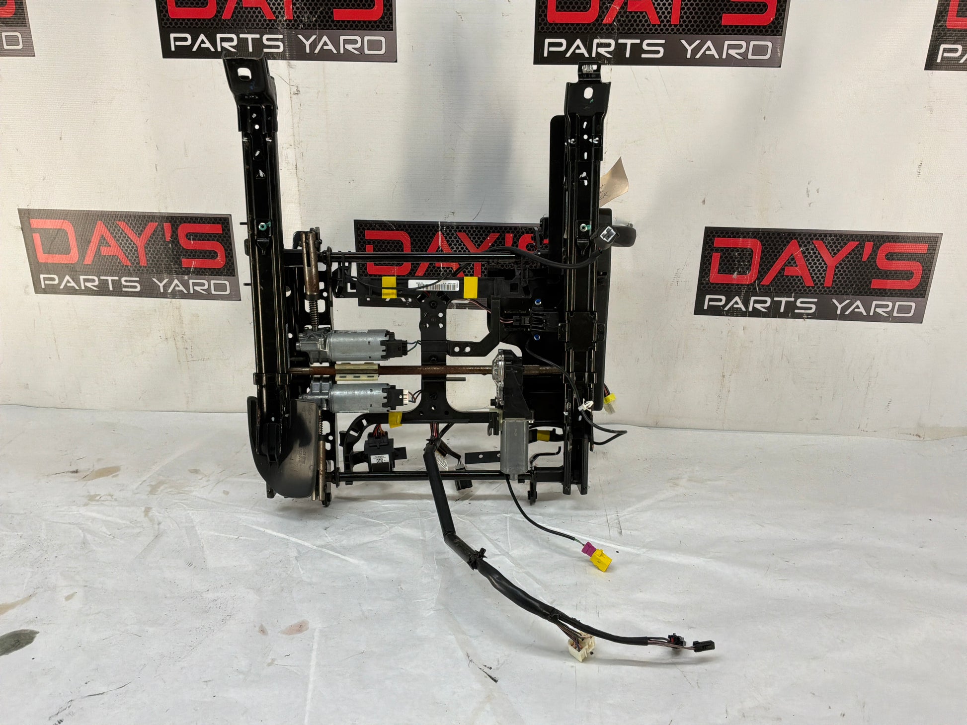 Lh front seat track - Day's Parts Yard