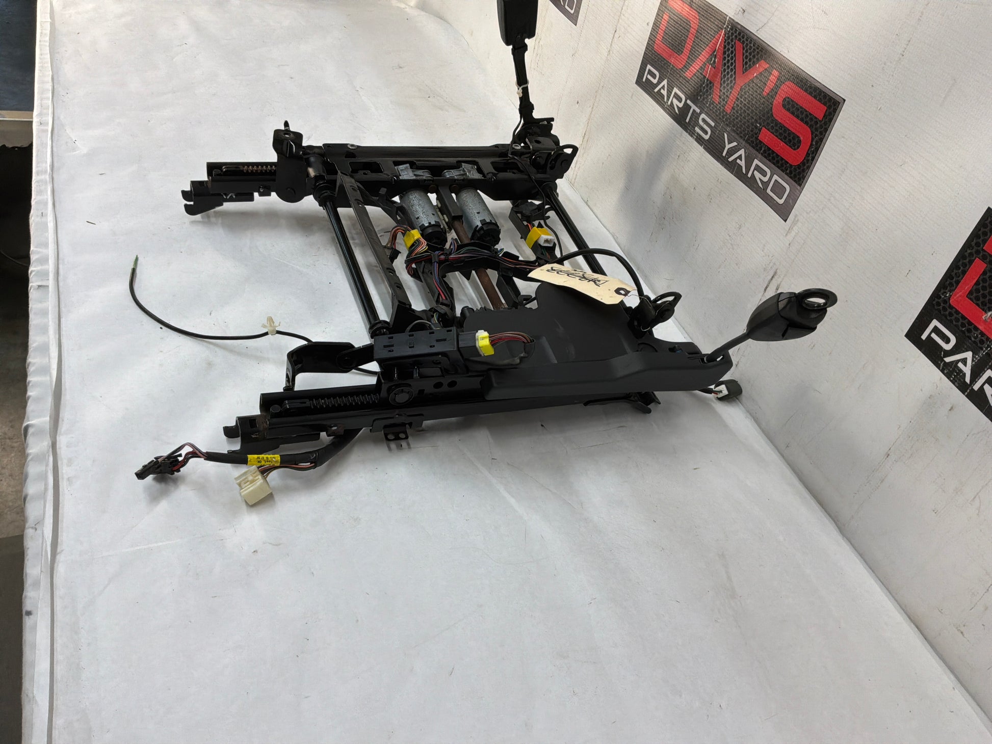 Rh front seat track - Day's Parts Yard