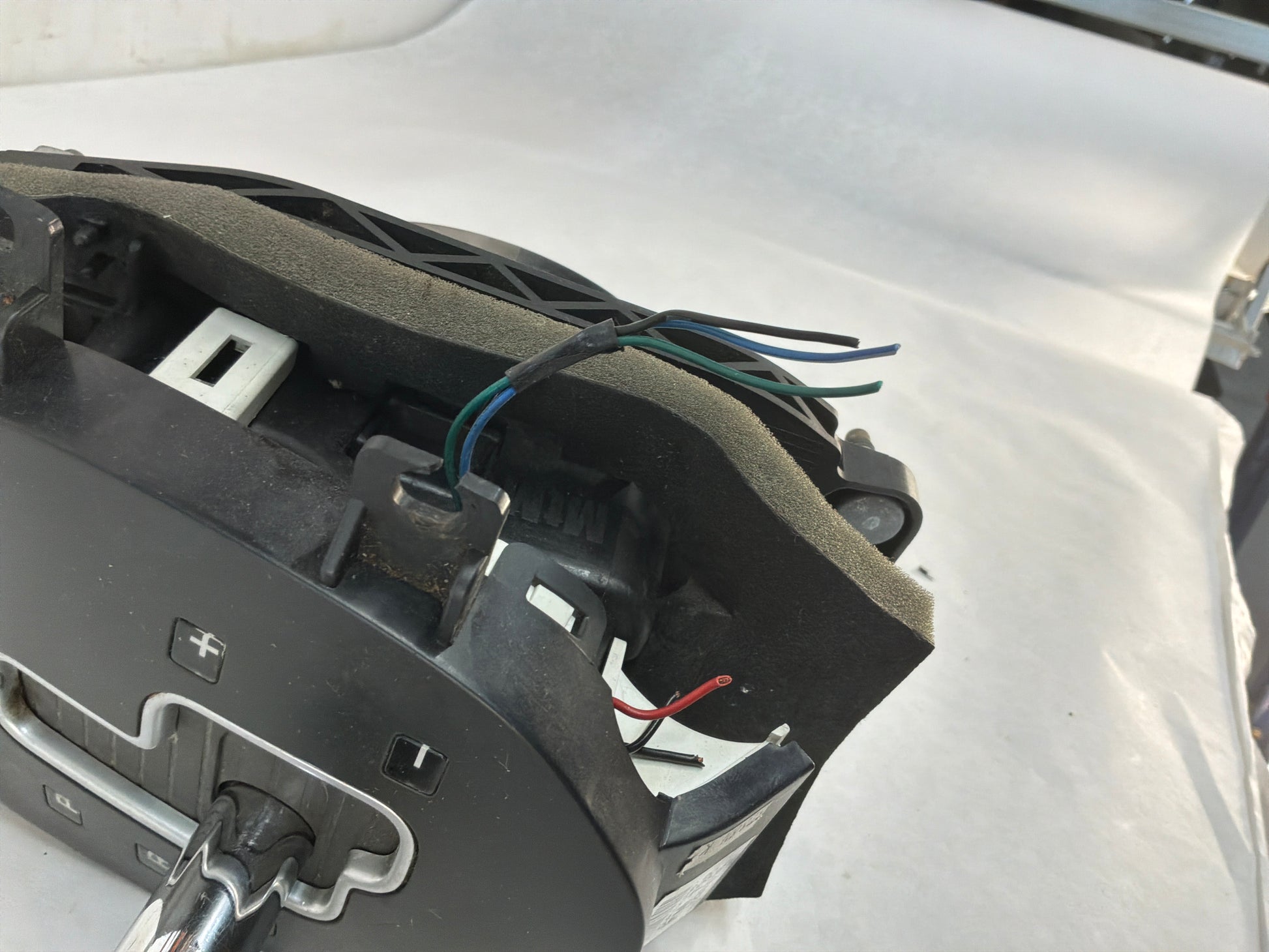 2009 Pontiac G8 Automatic Gear Selector Shifter Assembly OEM - Day's Parts Yard