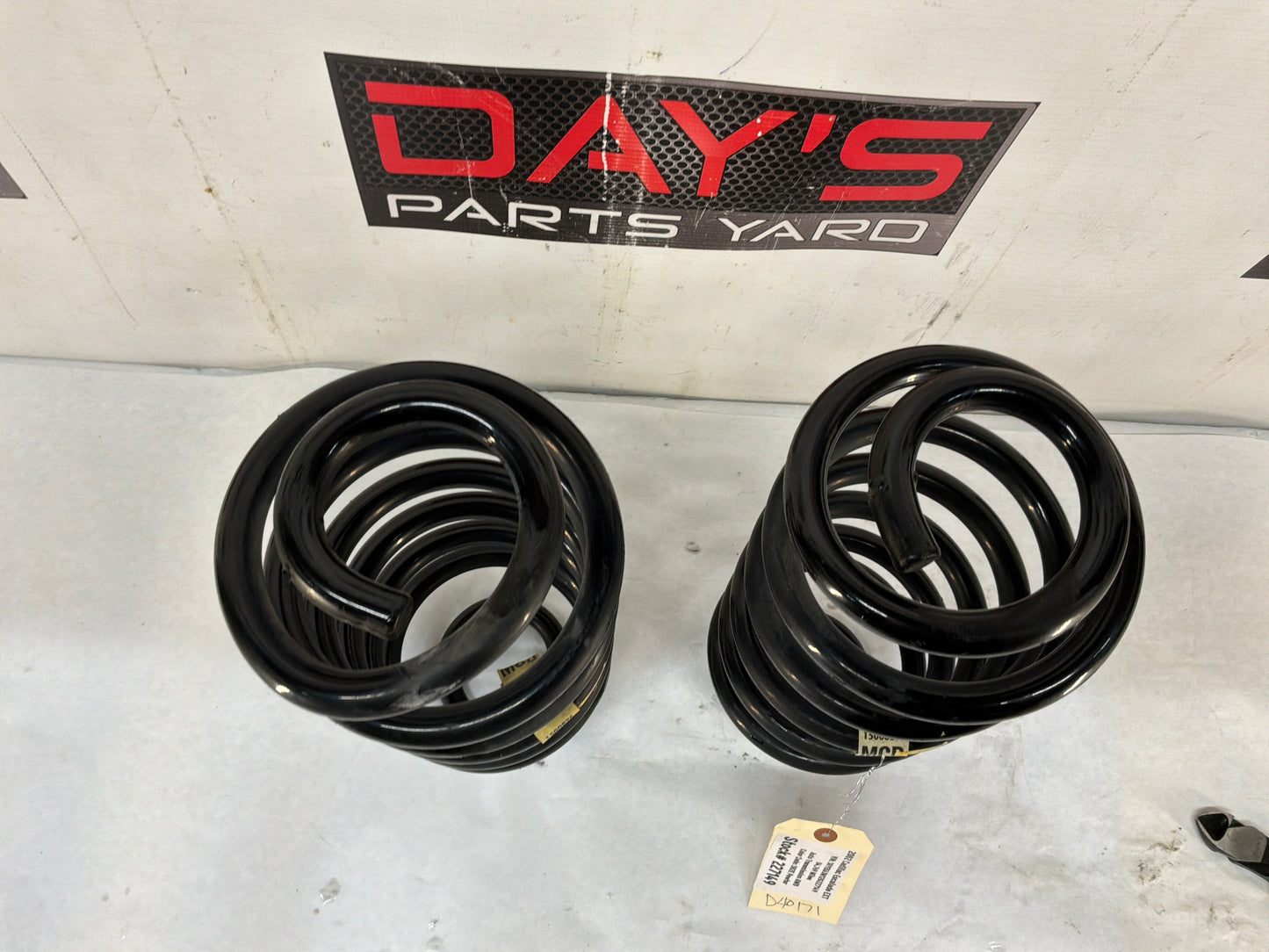 2002 Cadillac Escalade EXT Rear Suspension Coil Springs Set OEM