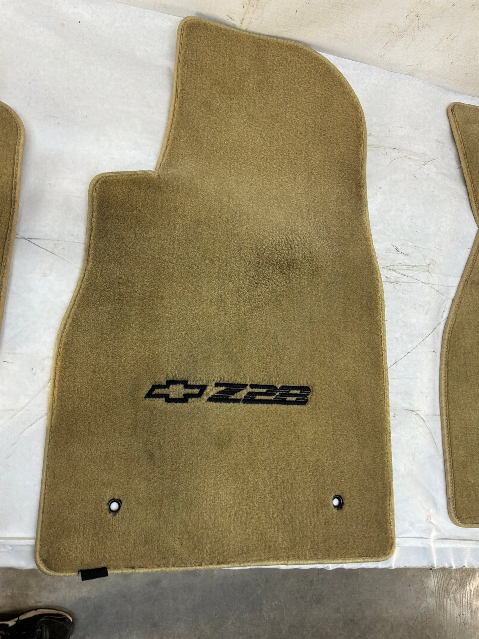 Complete set floor mats - Day's Parts Yard