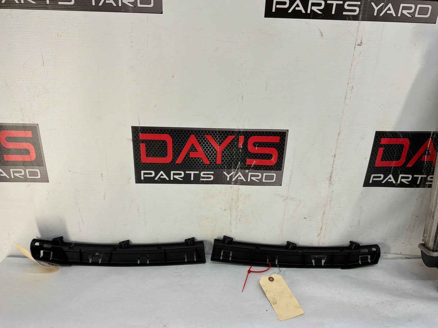 2015 Chevrolet Camaro SS 1LE RH & LH Taillight Tail Light Bumper Brackets OEM