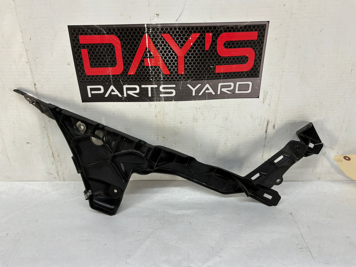 Lh rear bumper bracket - Day's Parts Yard