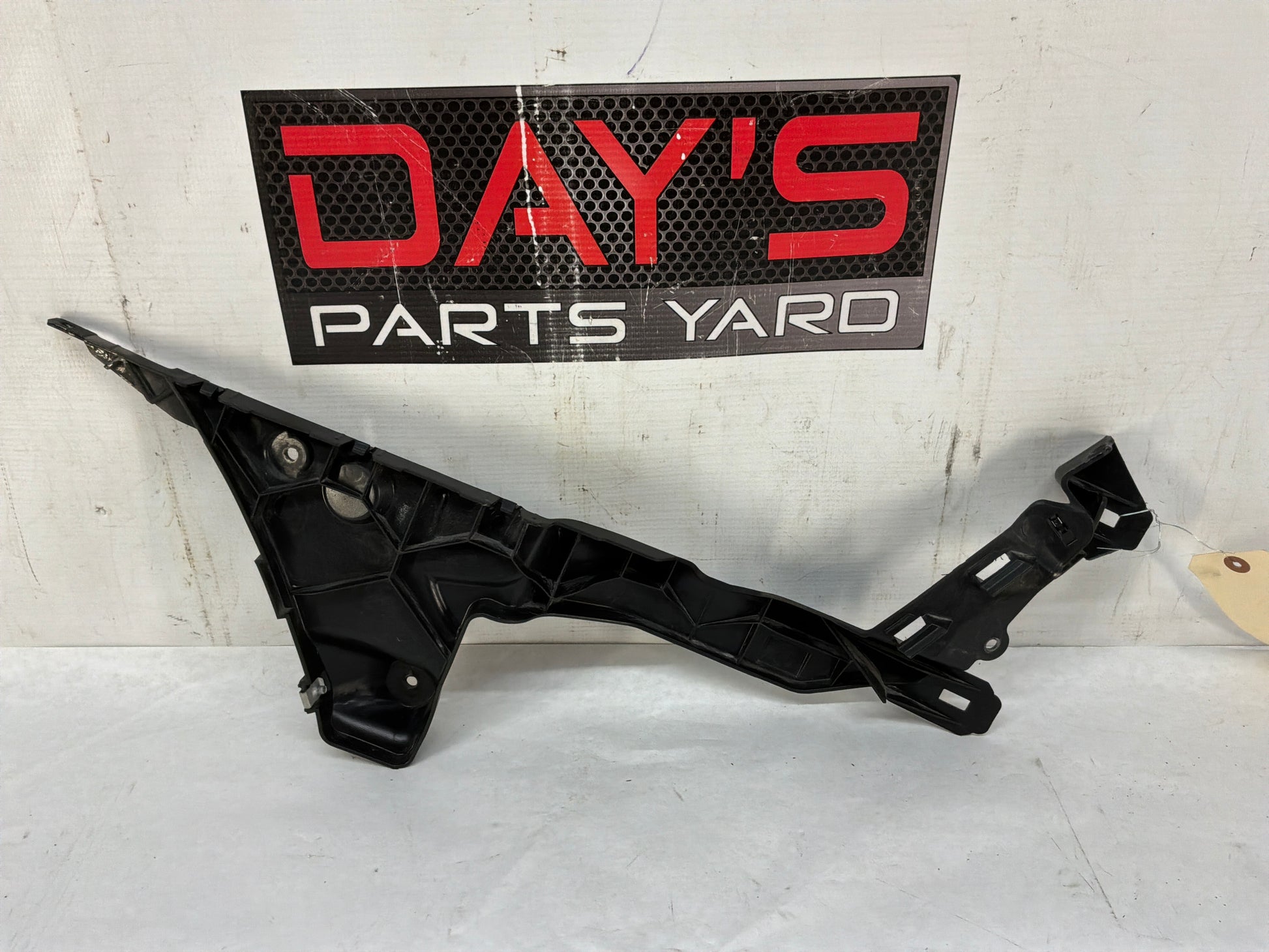 Lh rear bumper bracket - Day's Parts Yard