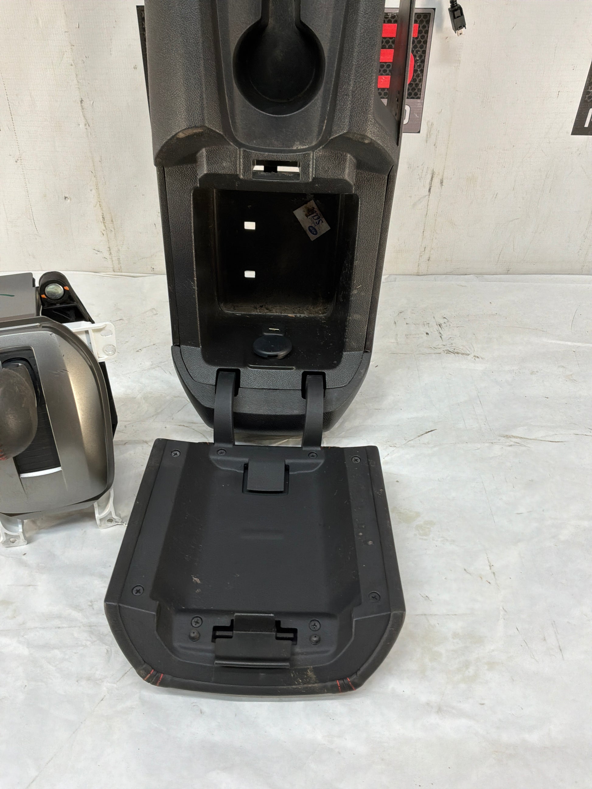 Center console w shifter - Day's Parts Yard