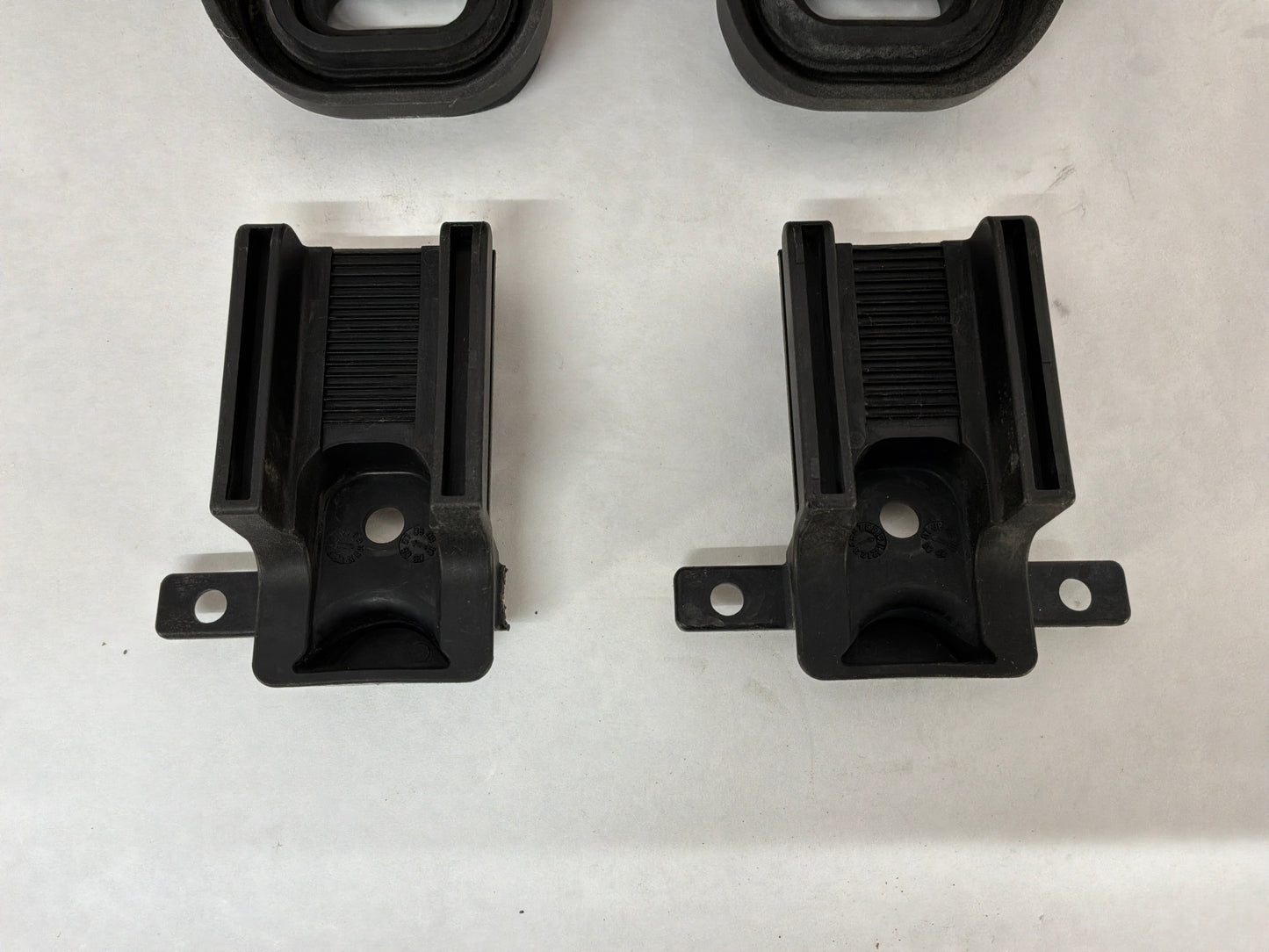 2008 Pontiac G8 Base RH & LH Upper & Lower Radiator Bracket Mounts Bushings OEM
