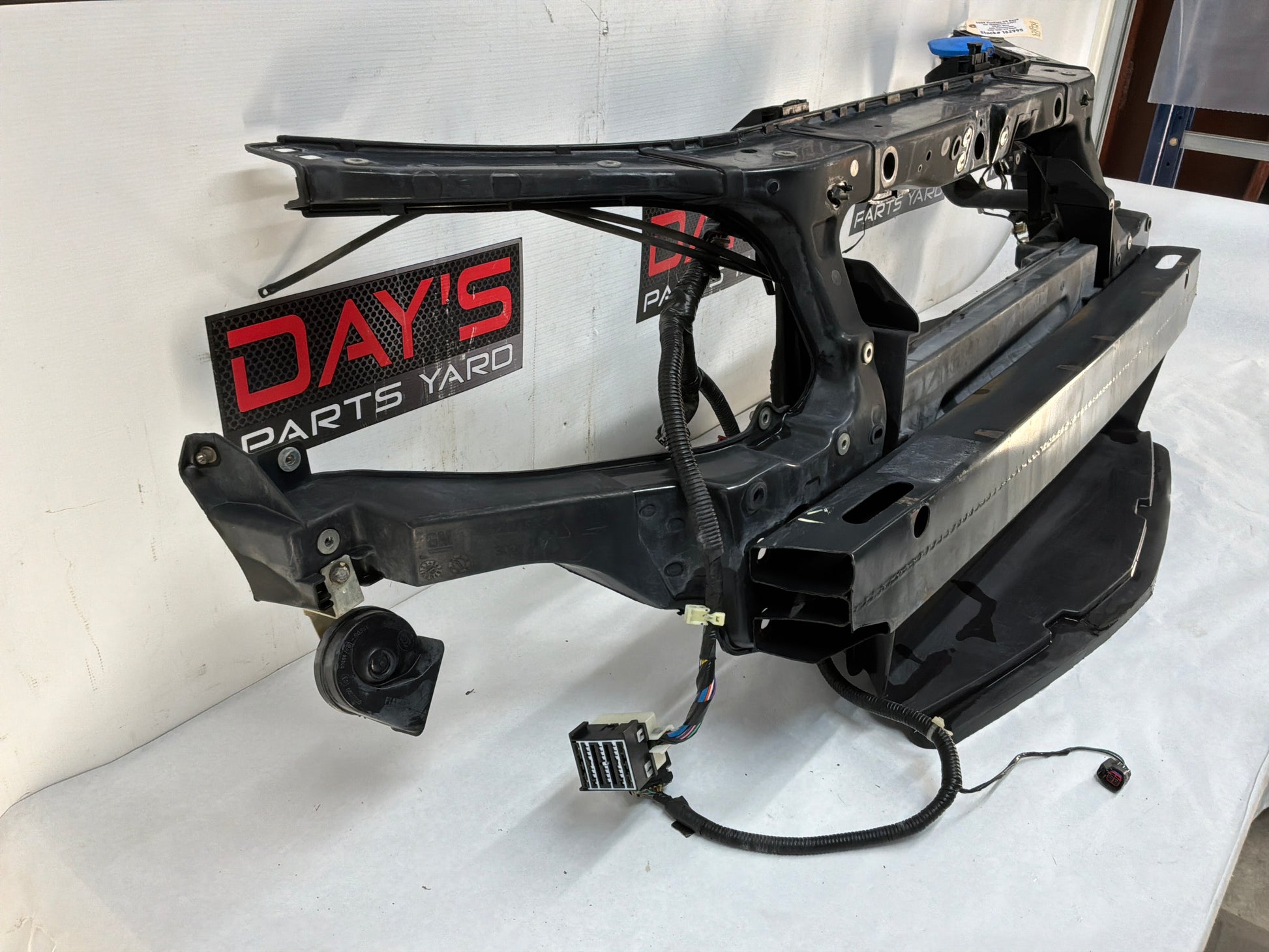 Radiator core support bracket - Day's Parts Yard