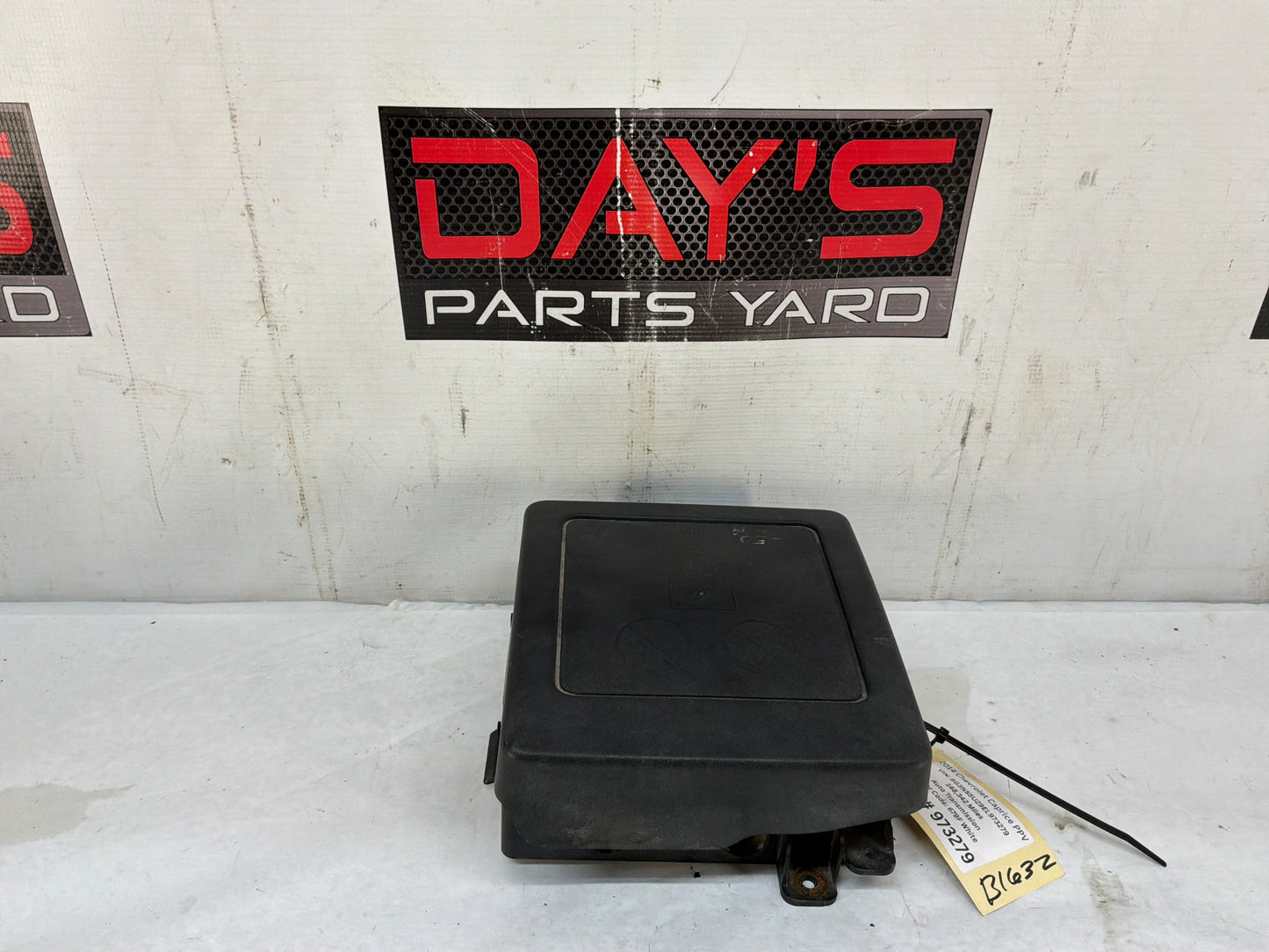 2014 Chevy Caprice PPV Engine Motor Bay Relay Fuse Box Junction Module OEM