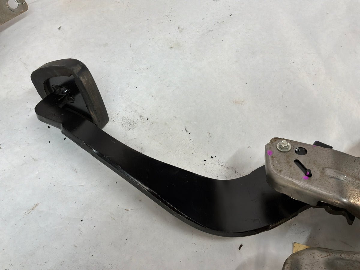 2015 Chevy Camaro SS 1LE Manual Transmission Pedal Brake Clutch Master Cylinder Assembly OEM
