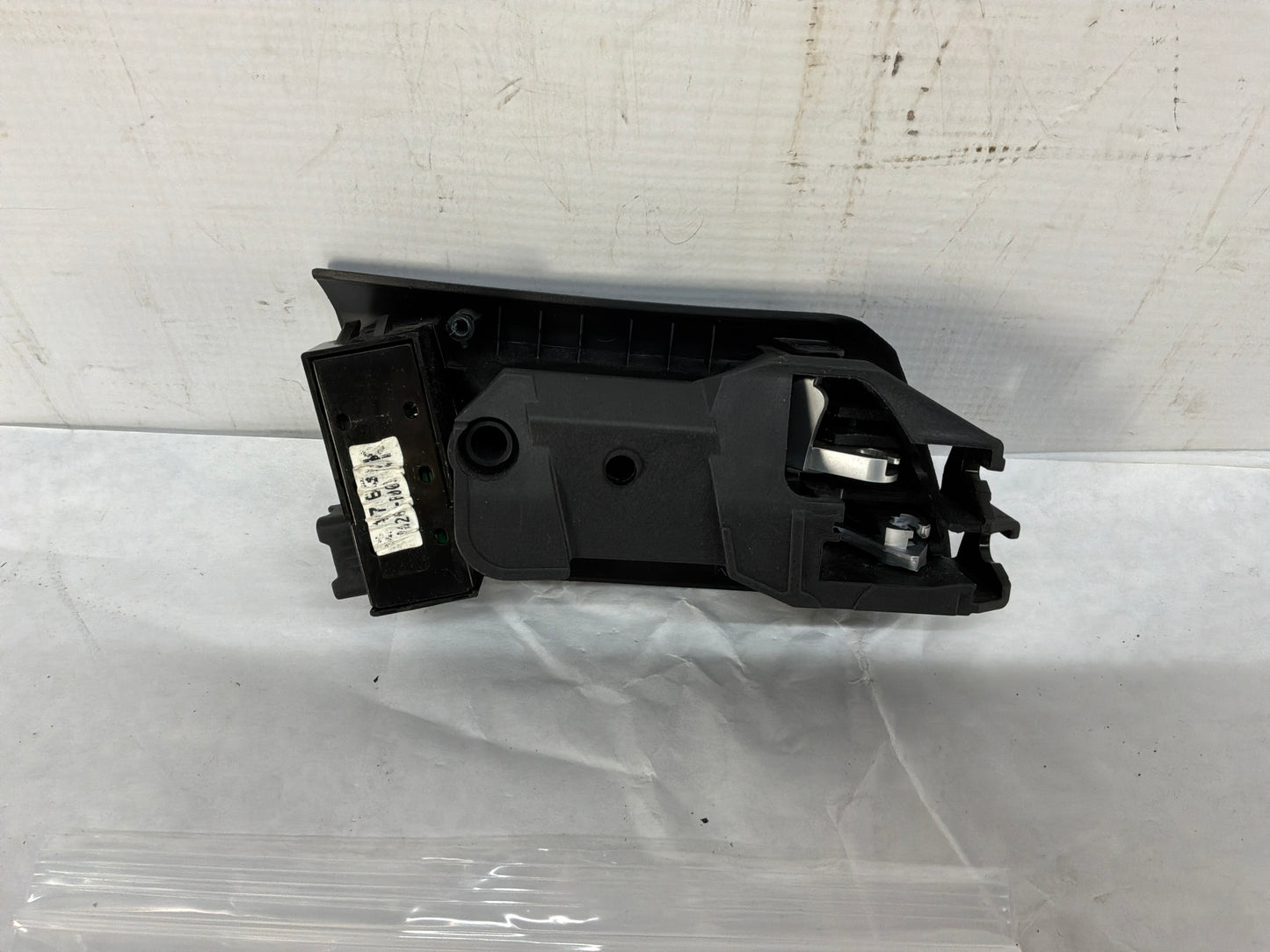 Rear lh door handle - Day's Parts Yard