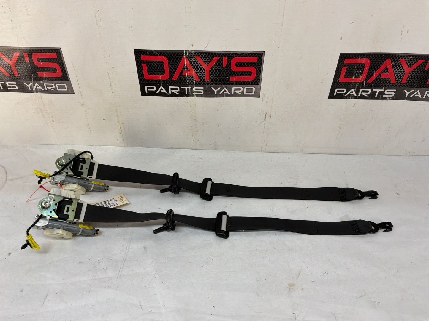 2016 Chevy Caprice PPV RH & LH Front Seat Belt Seatbelt Retractors OEM