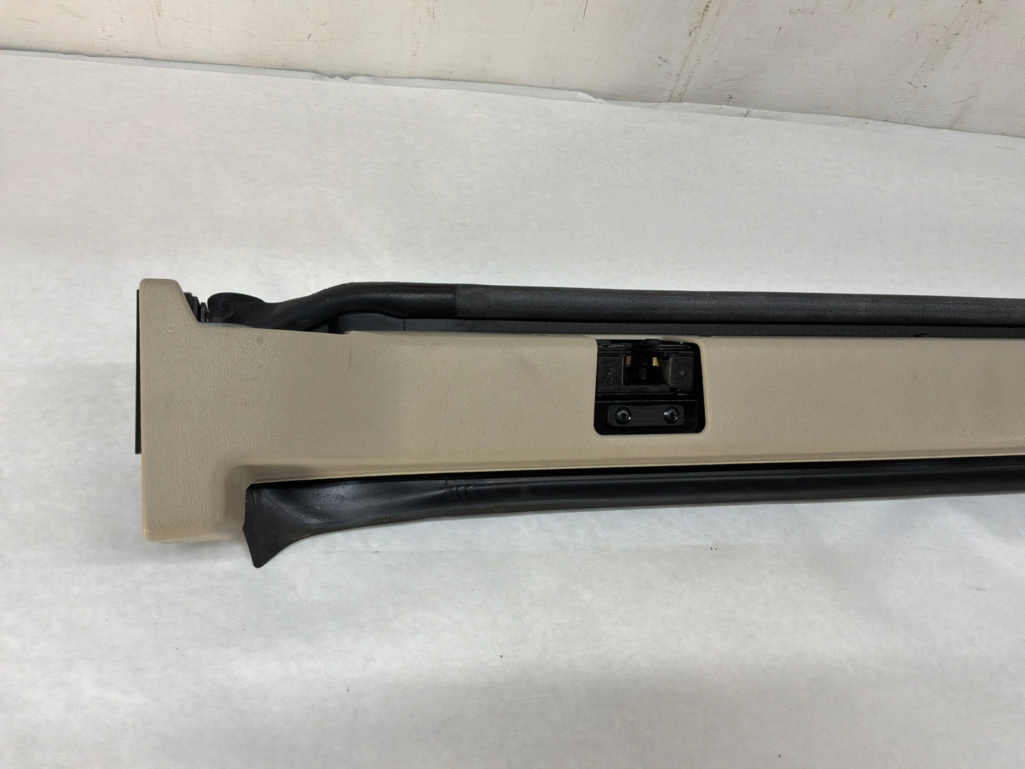 2002 Cadillac Escalade EXT Mid Gate Reinforcement Support Bar Bracket OEM