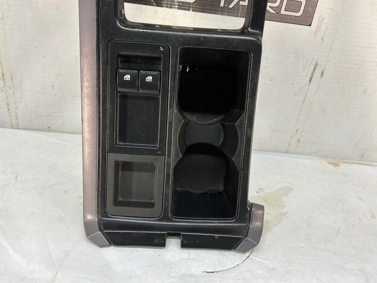 Center console trim - Day's Parts Yard
