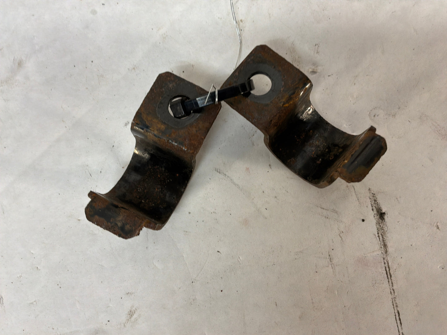 2014 Chevy Caprice PPV Rear Stabilizer Sway Bar Brackets Clamps OEM