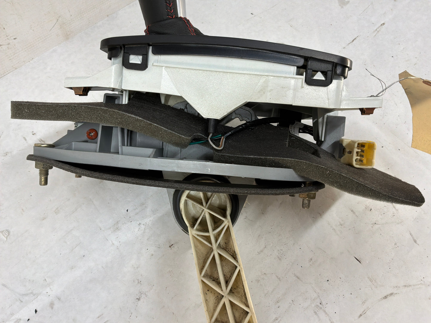 2004 Pontiac GTO Automatic Gear Selector Shifter Lever Assembly OEM