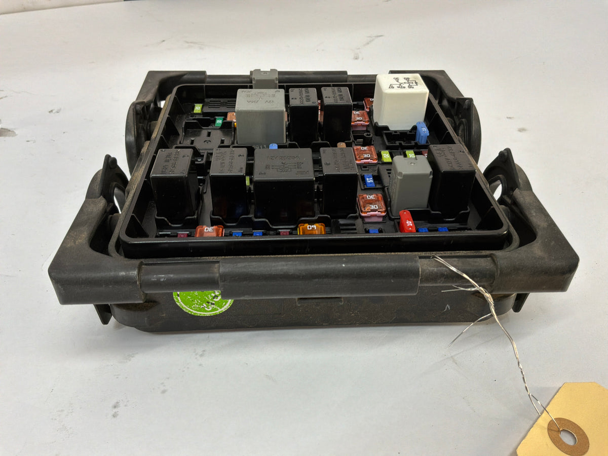 2014 Chevy SS Sedan Engine Bay Fuse Relay Wiring Wire Harness Junction Box Block OEM