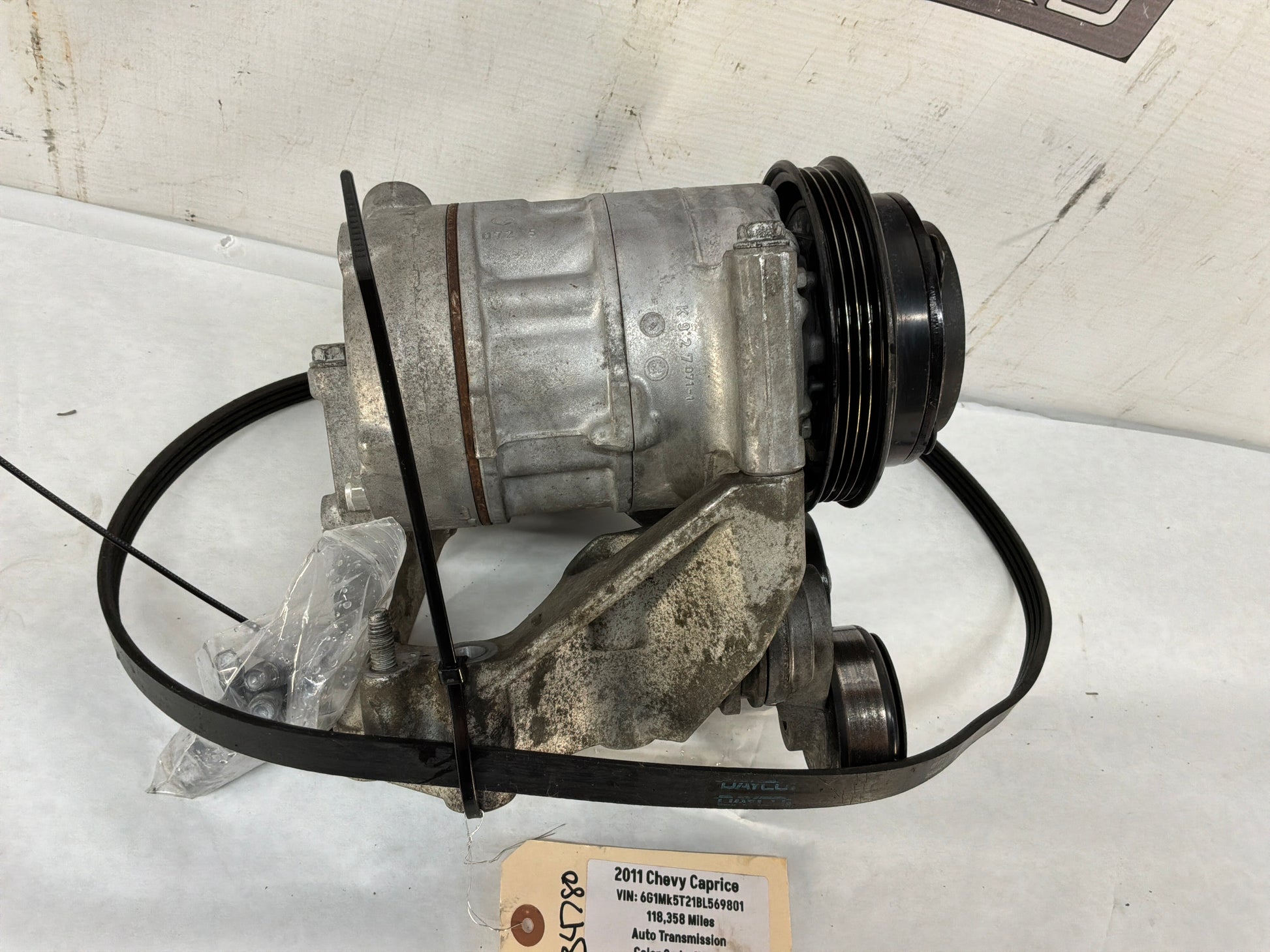 Ac compressor w. Bracket - Day's Parts Yard