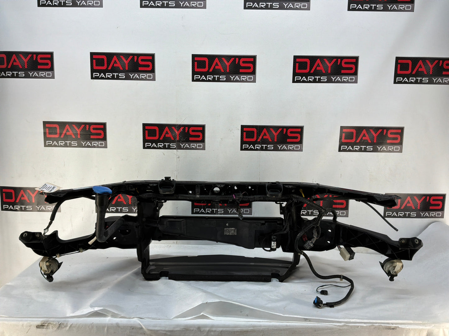 Radiator core support bracket - Day's Parts Yard
