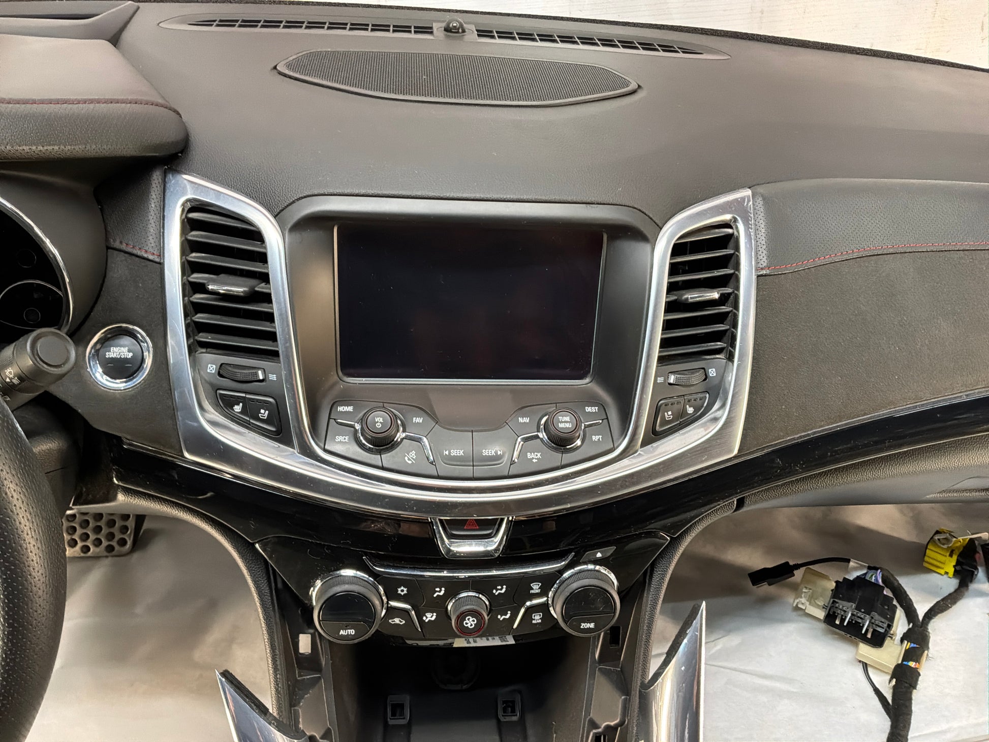 Dash and center console - Day's Parts Yard
