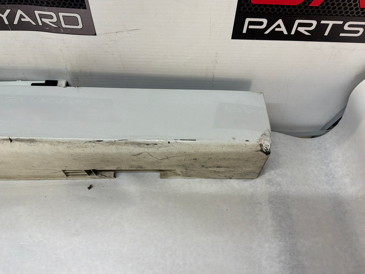 2008 Pontiac G8 GT RH Passenger Rocker Molding Side Skirt Panel Trim White OEM