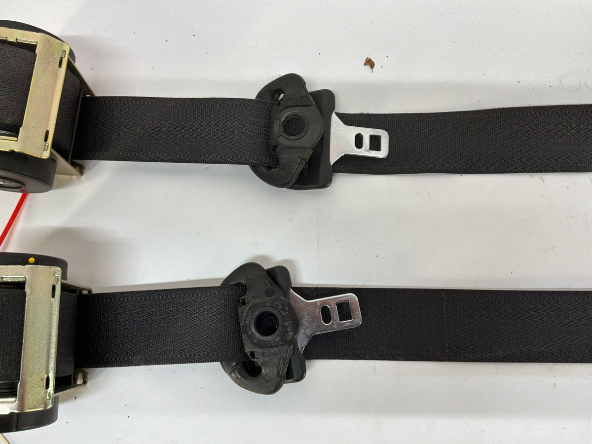 2006 Pontiac GTO LH & RH Front Seat Belts Retractors OEM