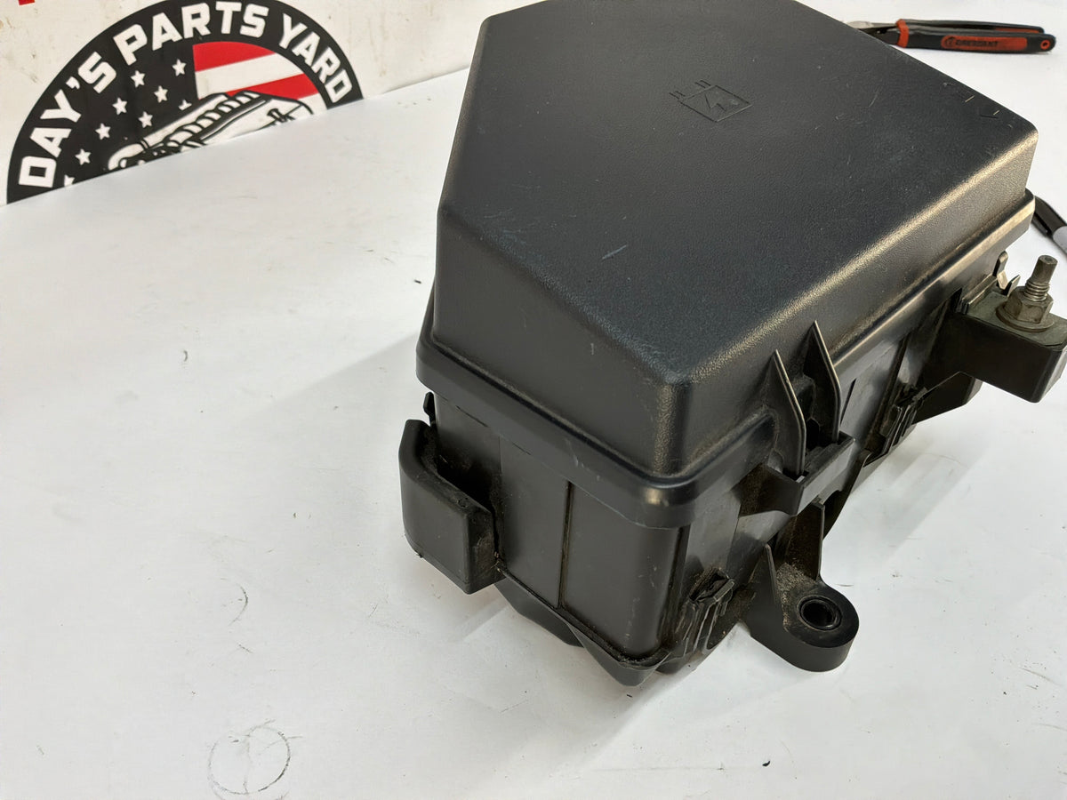 2009 Pontiac G8 GT Fuse Box w/ Lid Cover OEM - Day's Parts Yard