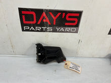 Rh fender bracket - Day's Parts Yard
