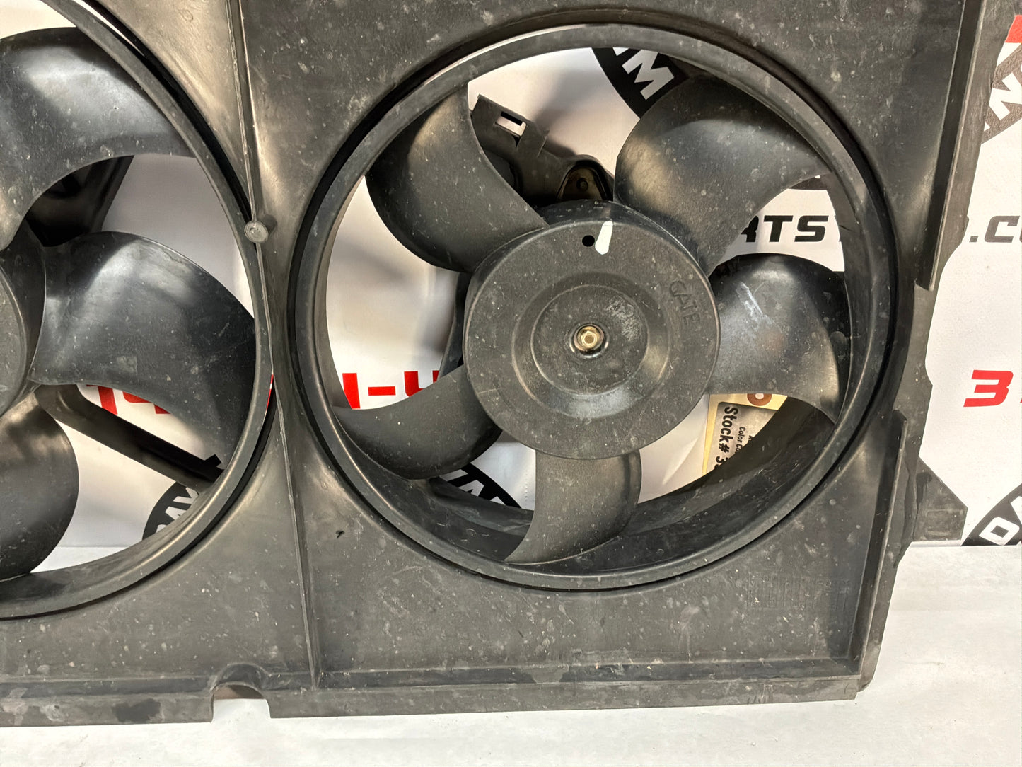 2005 Pontiac GTO Dual Electric Radiator Cooling Fans Shroud Assembly OEM