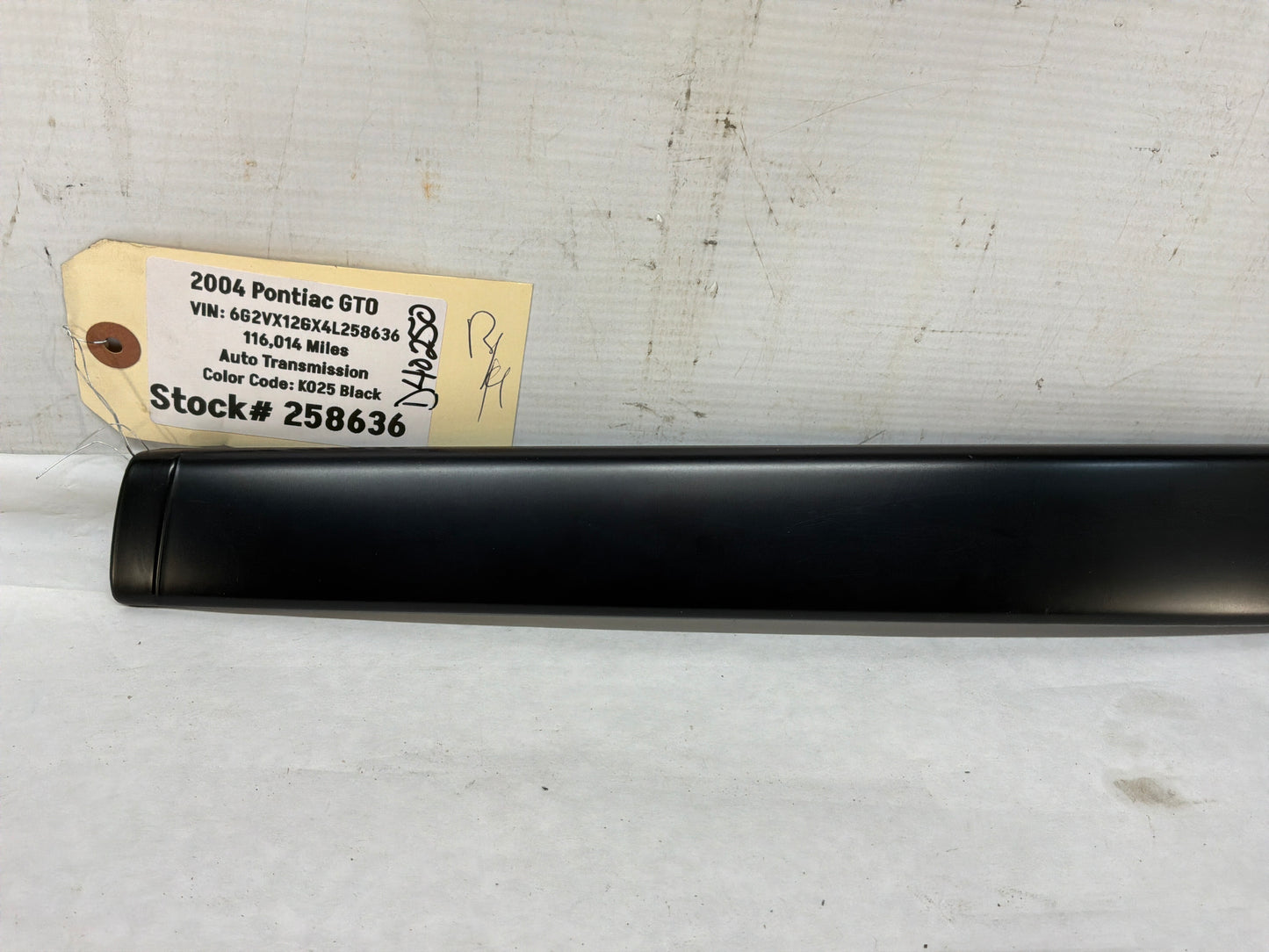 2004 Pontiac GTO RH Passenger Exterior B Pillar Window Trim Applique Cover OEM