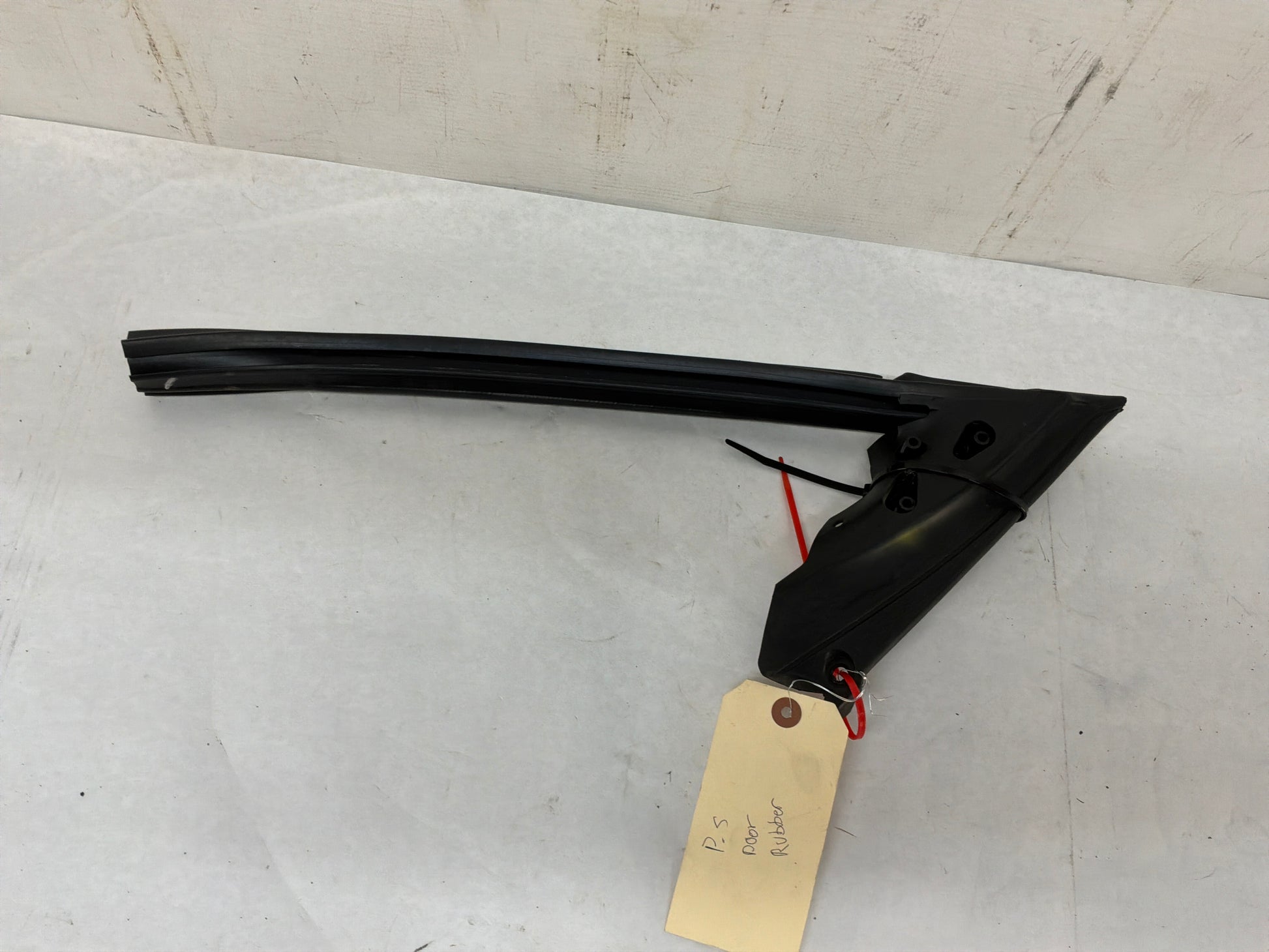 Rh door rubber seal - Day's Parts Yard
