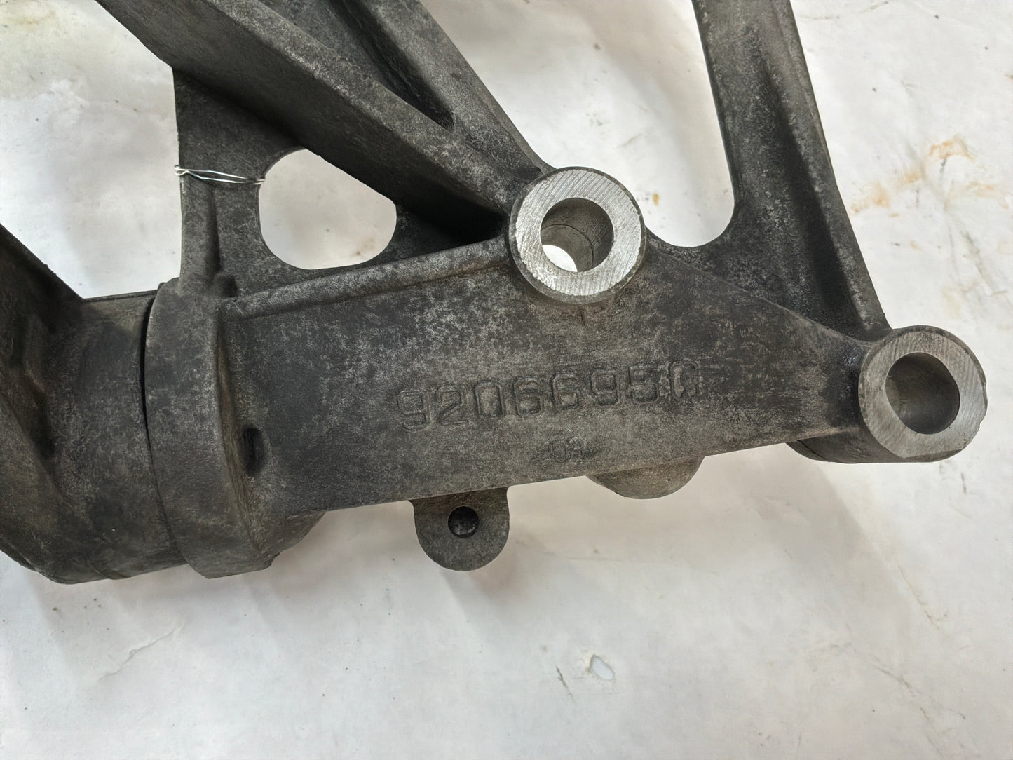 Ac compressor bracket - Day's Parts Yard