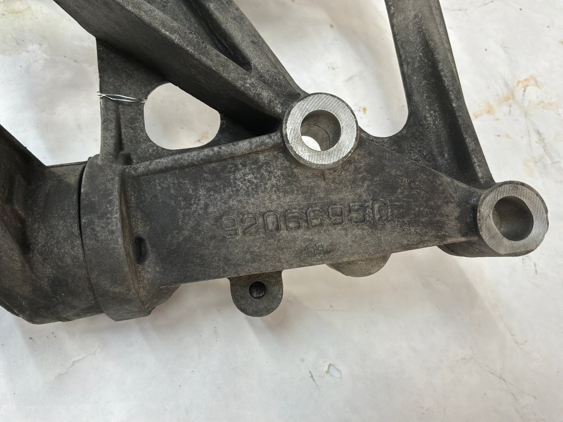 Ac compressor bracket - Day's Parts Yard
