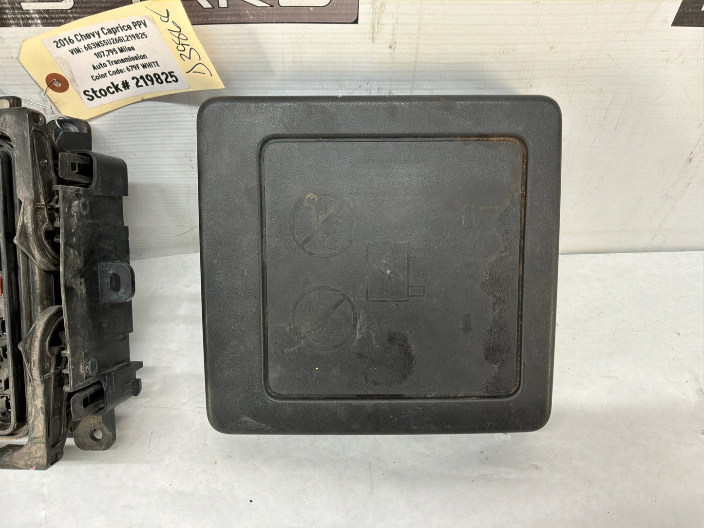 2016 Chevy Caprice PPV Engine Relay Fuse Box Junction Module w/ Lid OEM