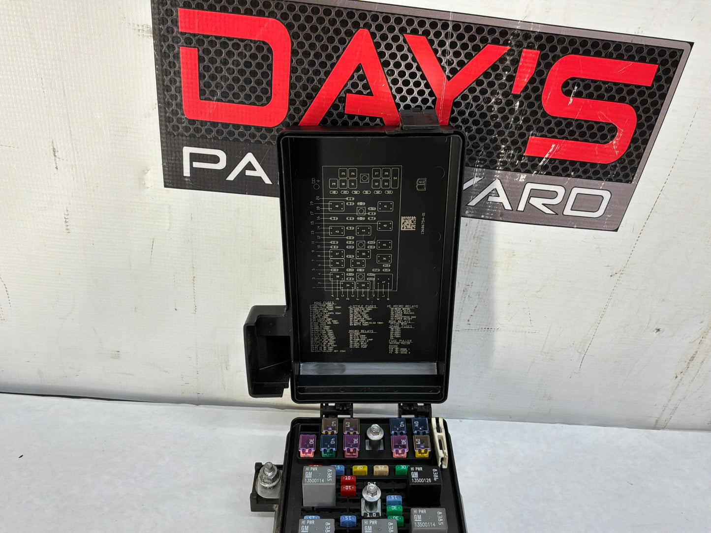 Fuse box - Day's Parts Yard