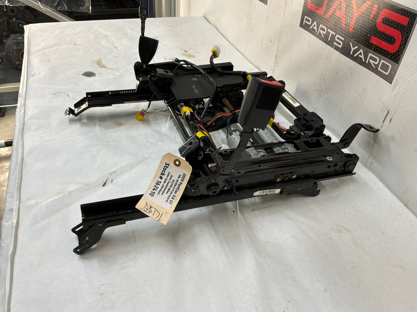 Rh front seat track - Day's Parts Yard