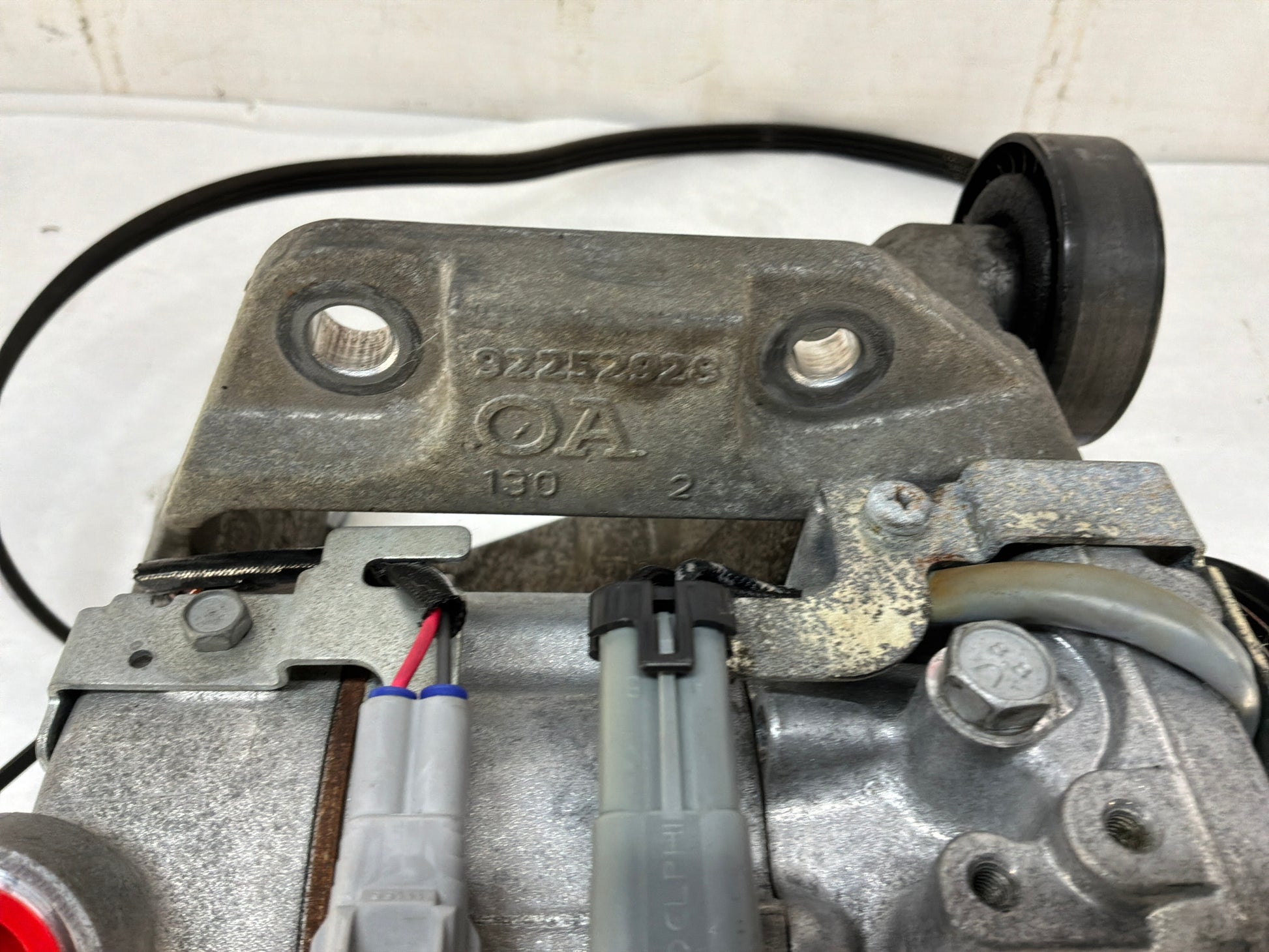 Ac compressor w. Bracket - Day's Parts Yard