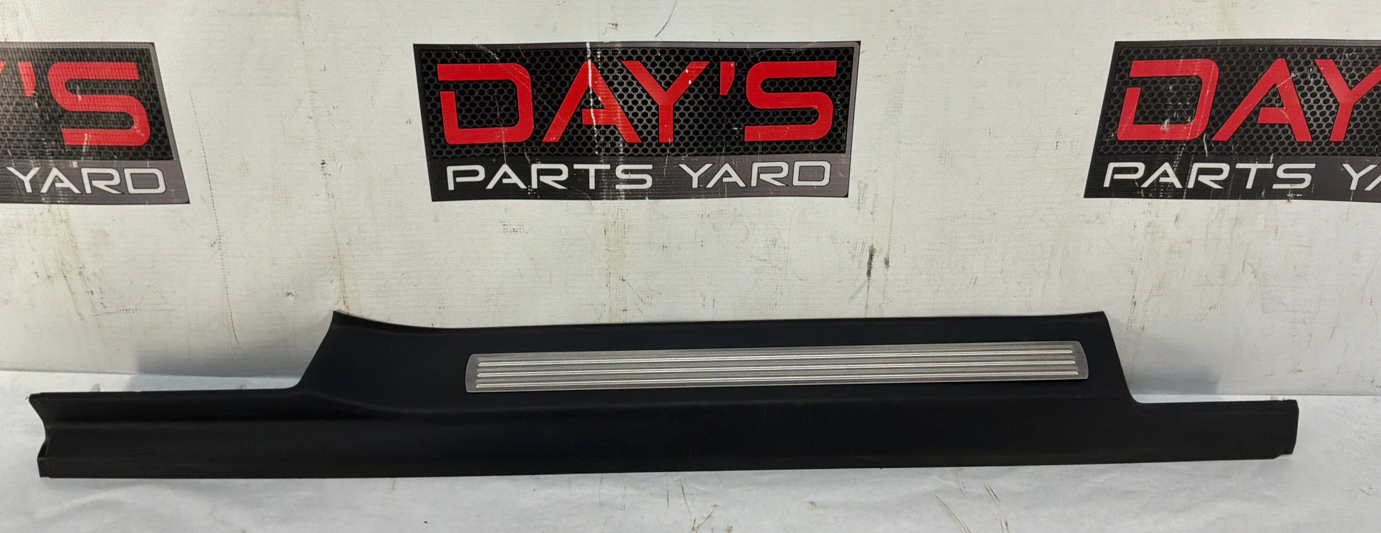 Front rh trim - Day's Parts Yard