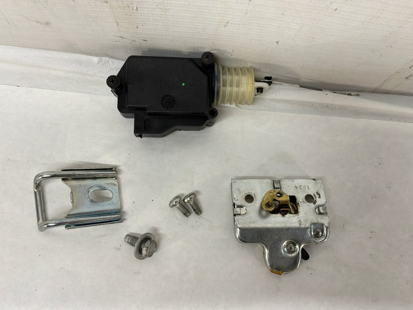 2004 Pontiac GTO Trunk Deck Lid Latch Striker Lock Actuator Linkage OEM