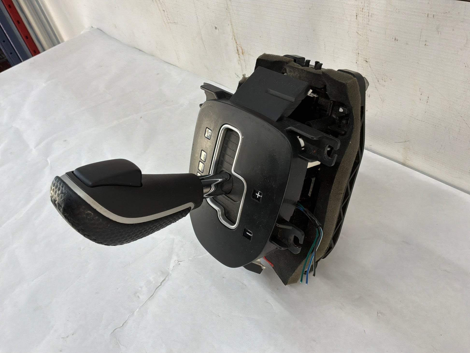 2009 Pontiac G8 Automatic Gear Selector Shifter Assembly OEM - Day's Parts Yard