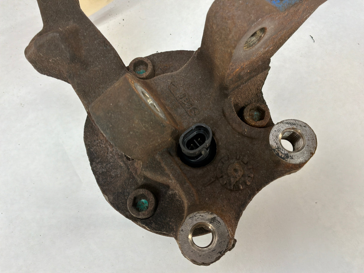 2005 Pontiac GTO LH Driver Front Suspension Spindle Hub Knuckle Assembly OEM