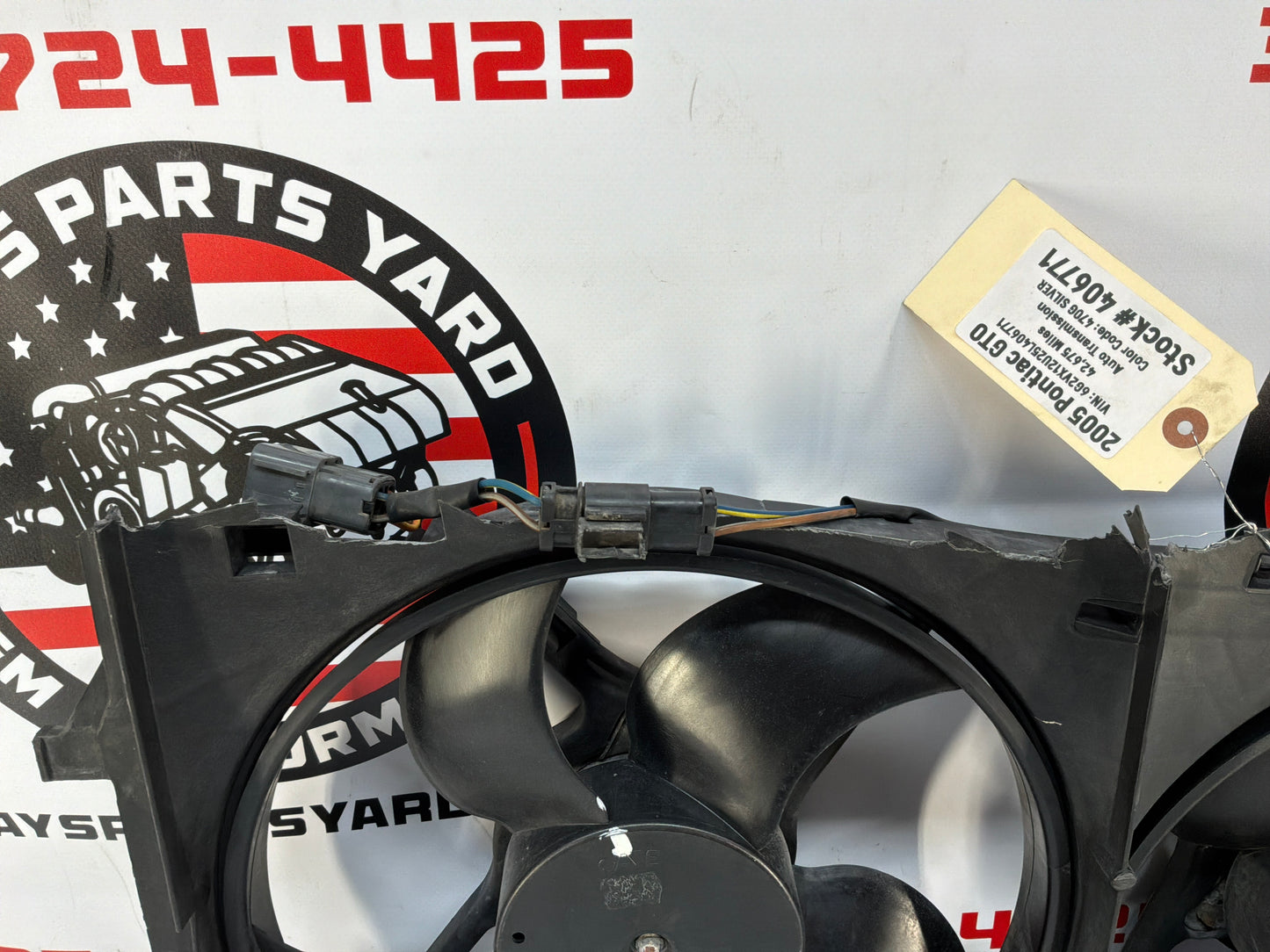 2005 Pontiac GTO Dual Electric Radiator Cooling Fans Shroud Assembly OEM