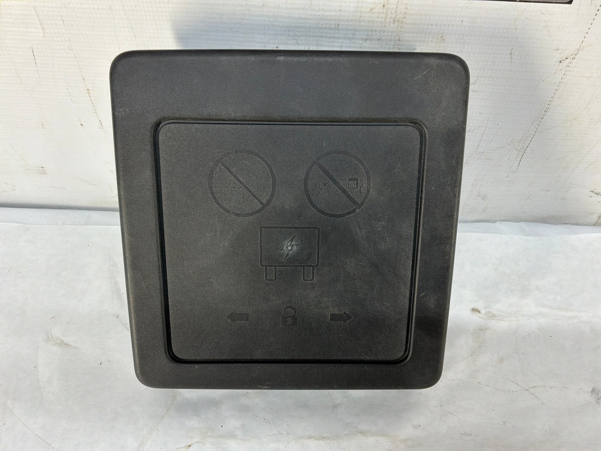 Fuse box lid - Day's Parts Yard