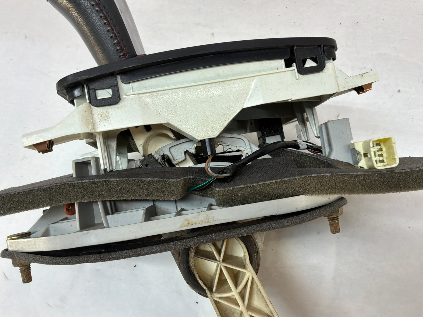 2005 Pontiac GTO Automatic Gear Selector Shifter Lever Assembly OEM
