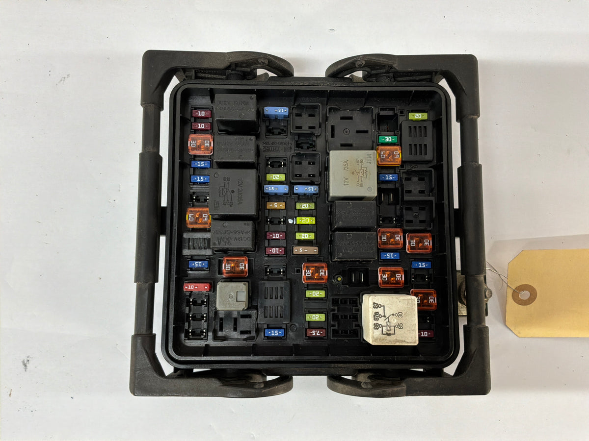 2014 Chevy Caprice PPV Engine Motor Bay Relay Fuse Box Junction Module OEM