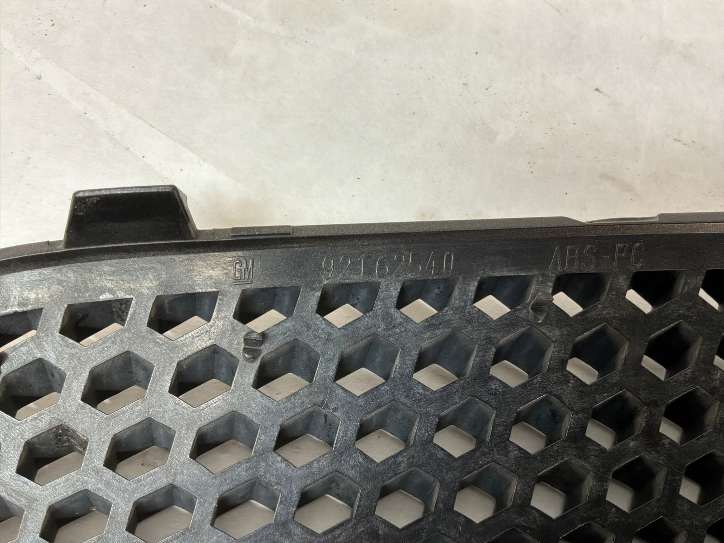 2004 Pontiac GTO RH Passenger Front Bumper Upper Kidney Grille OEM