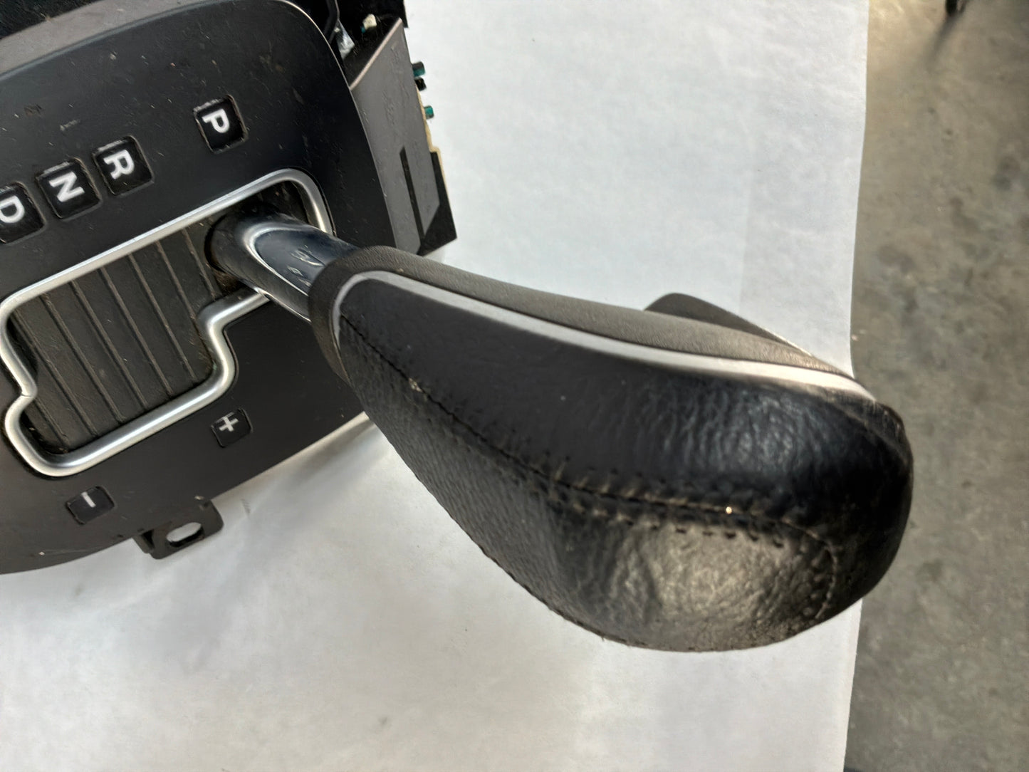 2008 Pontiac G8 Base Center Console Armrest w/ Automatic Shifter OEM