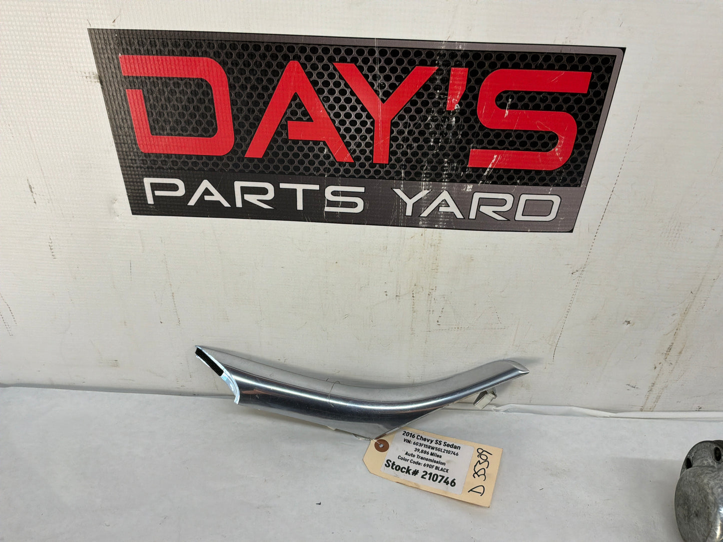 Rh center console silver trim - Day's Parts Yard